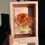 كرت معايدة بوردة وعلبة ١