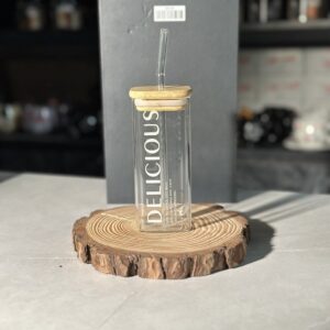 كاسة مربع مع غطاي ومصاصة